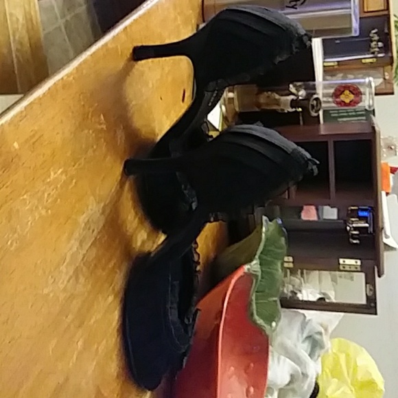Darling, ruffled little black shoe, sexy!!! - Picture 5 of 8